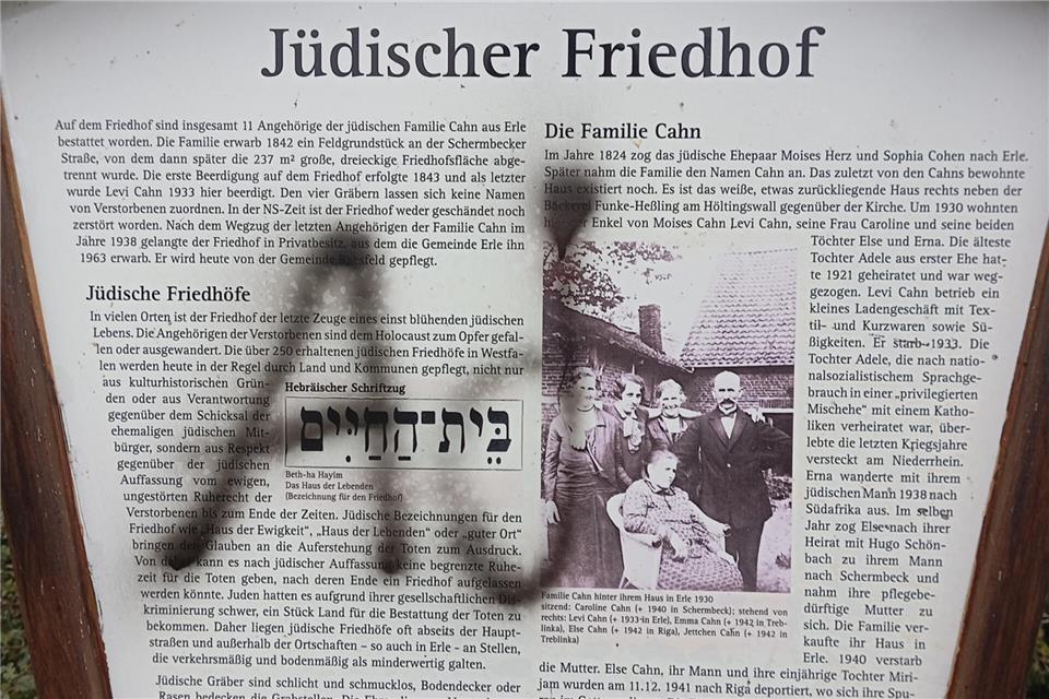 Das Schild, das auf den jüdischen Friedhof in Erle hinweist, ist beschmiert worden.
