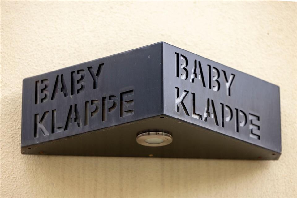 Das Schild hängt noch, die Klappe existiert nicht mehr. Helmut Fricke/dpa