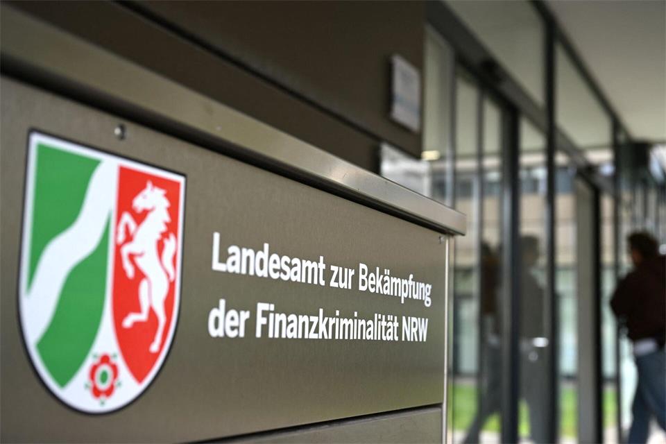 Das Schild ist noch recht frisch am Eingung der LBF-Zentrale.Wolf von Dewitz/dpa