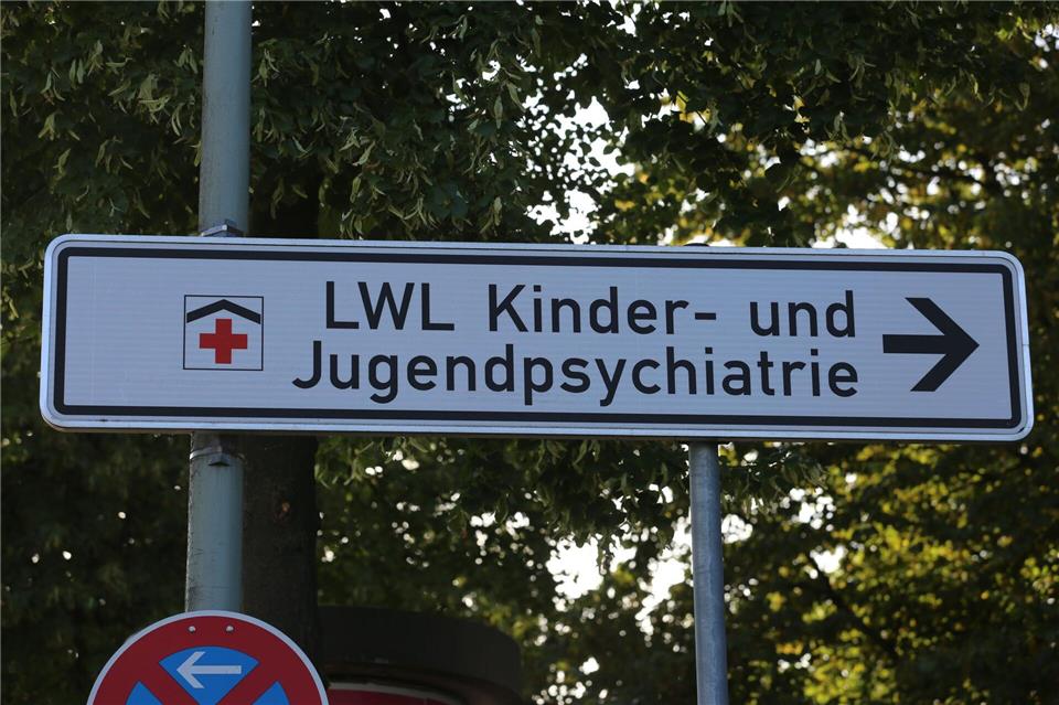 Das Schild weist auf eine Klinik des Landschaftsverbandes Westfalen-Lippe hin. Jetzt wurde der Nachtragshaushalt für 2026 verabschiedet. (Archivbild)Christian Müller/dpa