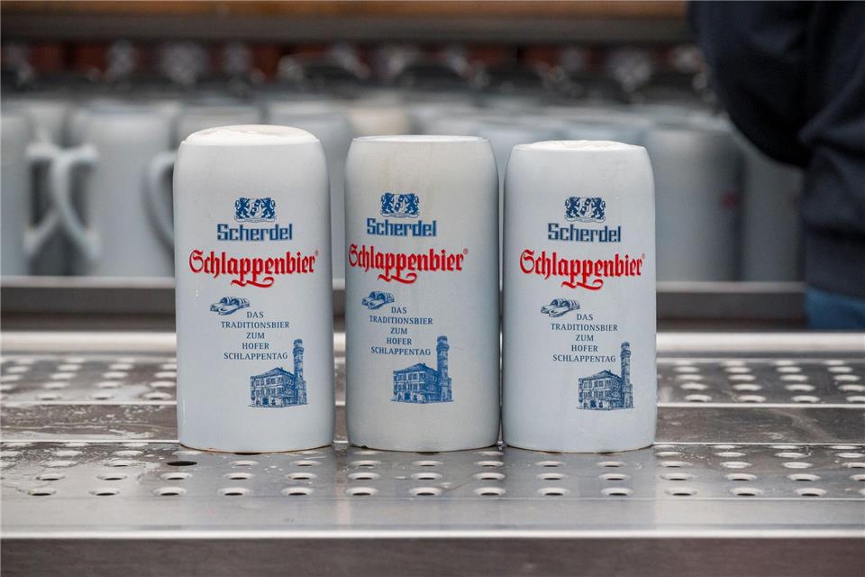 Das Schlappenbier wird eigens für den Hofer Schlappentag eingebraut. (Archivbild)Daniel Vogl/dpa