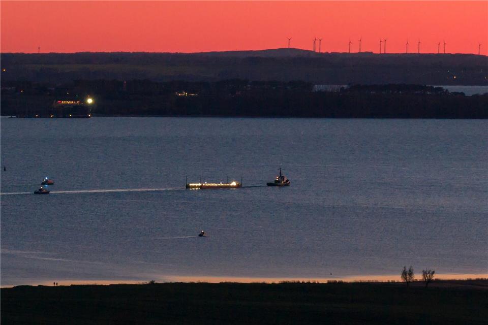 Das Schleppschiff Robin Hood (r) schleppt die Barge in die Ostsee Richtung Fehmarn.Bodo Marks/dpa