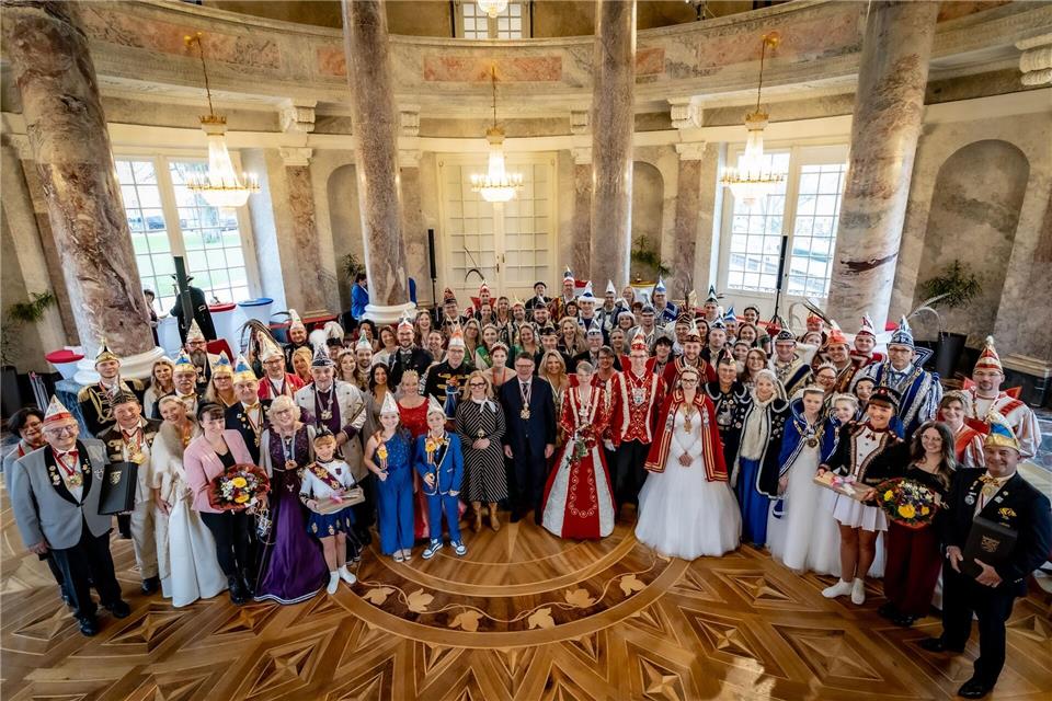 Das Schloss Biebrich bietet eine beeindruckende Kulisse.Peter Jülich/Hessiche Staatskanzlei/dpa