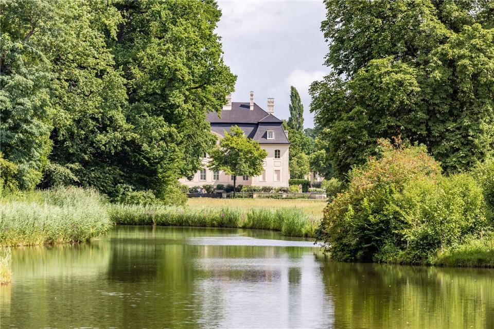Das Schloss Branitz steht im Herzen der Parklandschaft und wird von der Sommersonne beschienen.Frank Hammerschmidt/dpa