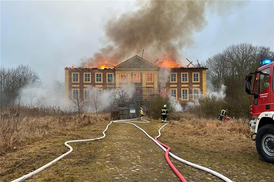 Das Schloss Johannstorf steht in Flammen. Das Barockschloss in Dassow (Nordwestmecklenburg) ist in Privathand. Freiwillige Feuerwehr Dassow/dpa