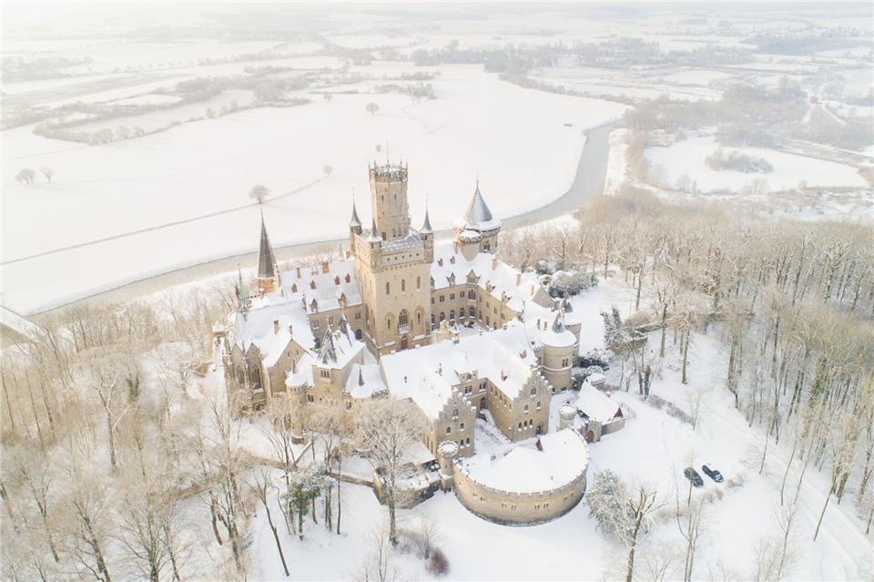 Das Schloss Marienburg in der Region Hannover diente unter anderem als Kulisse für den weltweiten Serienerfolg „Maxton Hall – Die Welt zwischen uns“. (Archivbild)Julian Stratenschulte/dpa
