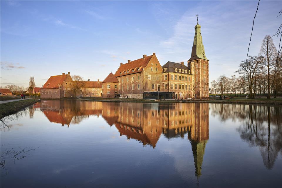 Das Schloss Raesfeld ist an sich schon eine Attraktion. Bald soll in seinem Garten eine weitere entstehen. Dort soll ein Kunstwerk installiert werden.