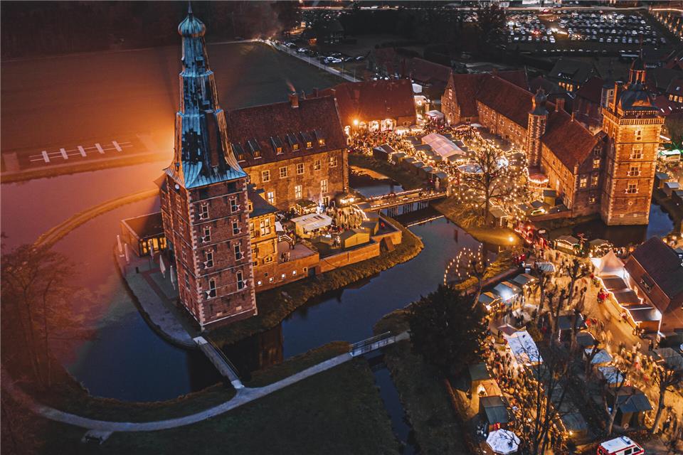 Das Schloss Raesfeld soll zum Adventsmarkt in unzähligen Lichtern erstrahlen.