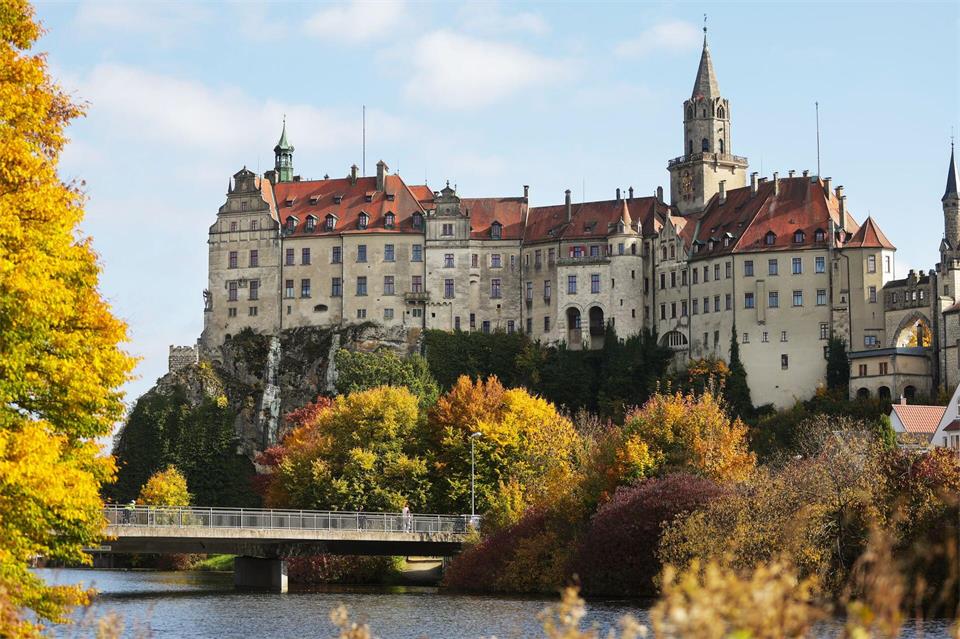 Das Schloss befindet sich in der Stadt. (Archivbild) Thomas Warnack/dpa