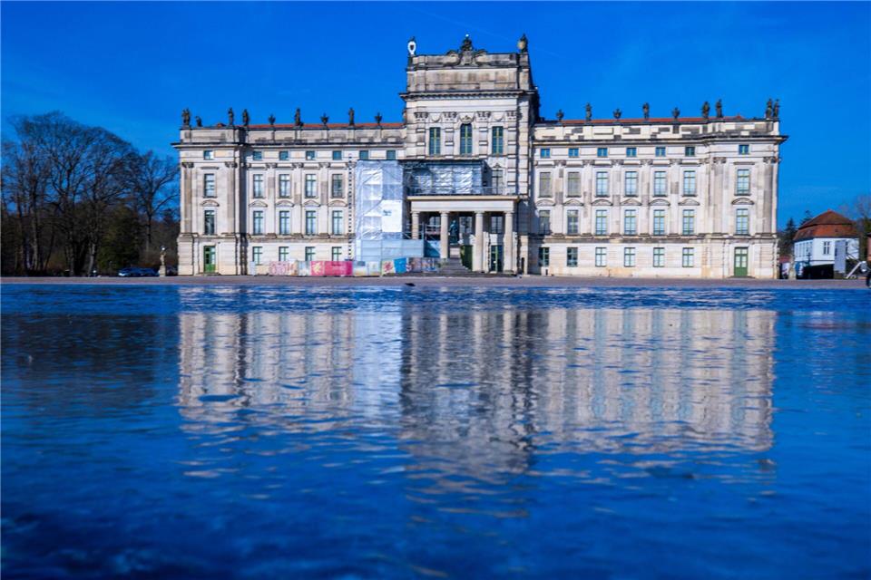 Das Schloss ist das Wahrzeichen von Ludwigslust im Landkreis Ludwigslust-Parchim. 2027 soll die Barockstadt Gastgeber des Mecklenburg-Vorpommern-Tages sein. (Archivbild)Jens Büttner/dpa