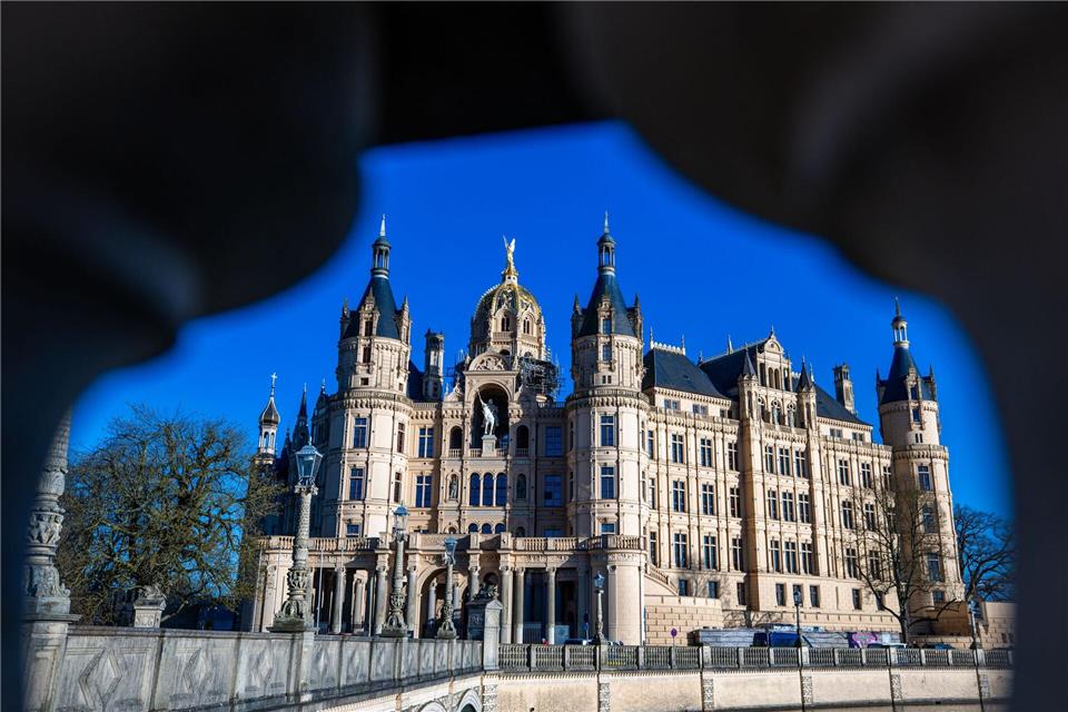 Das Schloss ist das bekannteste Gebäude des Schweriner Residenzensembles, das am 27. Juli 2024 den Titel „Unesco-Weltkulturerbe“ erhielt. (Archivbild)Jens Büttner/dpa