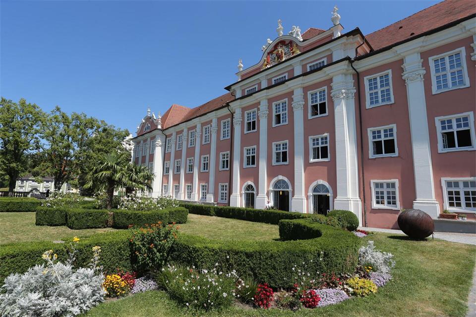 Das Schloss liegt am Bodensee.  Karl-Josef Hildenbrand/dpa