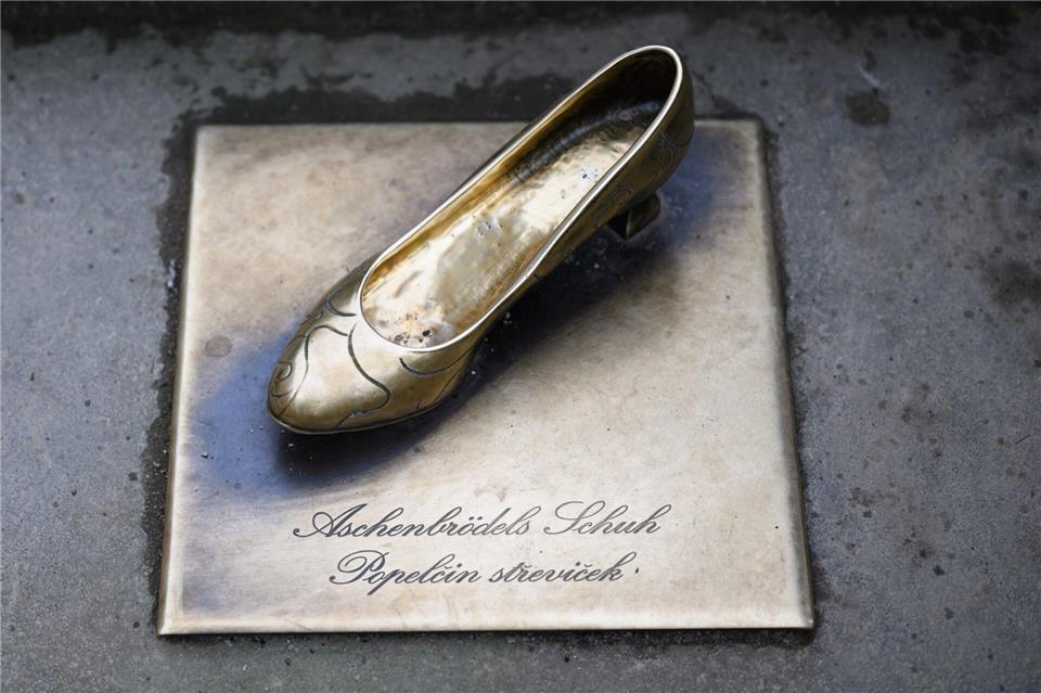 Das Schloss und die Umgebung von Moritzburg waren Drehort für den Kultfilm „Drei Haselnüsse für Aschenbrödel“.Robert Michael/dpa