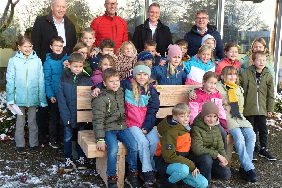 Das Schülerparlament der Sebastian-Grundschule Raesfeld nahm die Freundschaftsbank entgegen. Mit dabei (von links) Matthias Brinkmann (Vorstand Bürgerstiftung WML), Ralf Fortmann (Tischler-Innung Borken), Nick van der Linde vom Sponsor Sparkasse Westmünsterland und Schulleiter Thomas Schlüter.pd