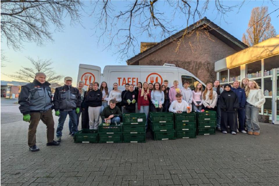 Das Schülerteam und die betreuende Lehrerin Agatha Nienhaus haben die Spende nun an Mitarbeiter der Tafel übergeben.