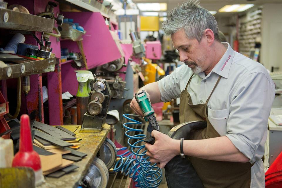 Das Schuhmacherhandwerk in Norddeutschland hat seit Jahren mit Nachwuchsmangel zu kämpfen. An der Landesberufsschule für Maßschuhmacher der Handwerkskammer Lübeck gibt es nur sechs Auszubildende aus fünf Bundesländern.picture alliance / dpa