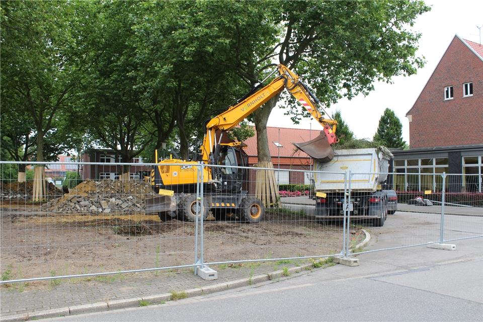 Das Schulgelände ist mit einem Bauzaun abgesperrt worden, die Umbau-Arbeiten haben begonnen.