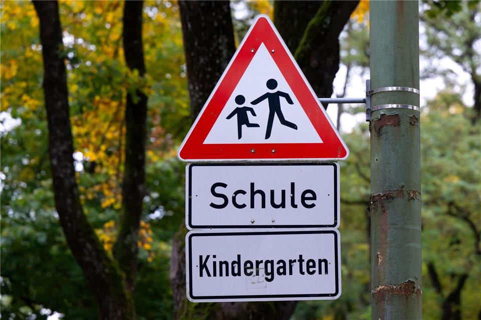 Das Schulministerium in NRW verweist angesichts von angekündigten Warnstreiks im Nahverkehr auf die Schulpflicht. (Symbolbild)Sven Hoppe/dpa