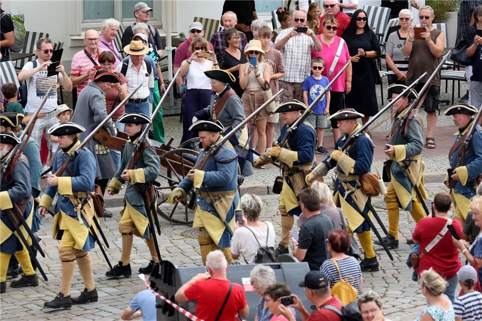 Das Schwedenfest lockte in jedem Jahr rund 100.000 Besucherinnen und Besucher in die Hansestadt Wismar. (Archivfoto)Bernd W�stneck/dpa