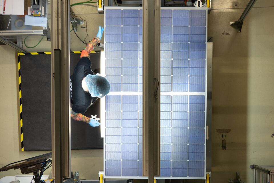 Solarhersteller Meyer Burger plant Stellenabbau Das Schweizer Solarunternehmen Meyer Burger möchte „schlankere Strukturen“ schaffen und plant 200 Stellen abzubauen. (Archivbild)Sebastian Kahnert/dpa-Zentralbild/dpa