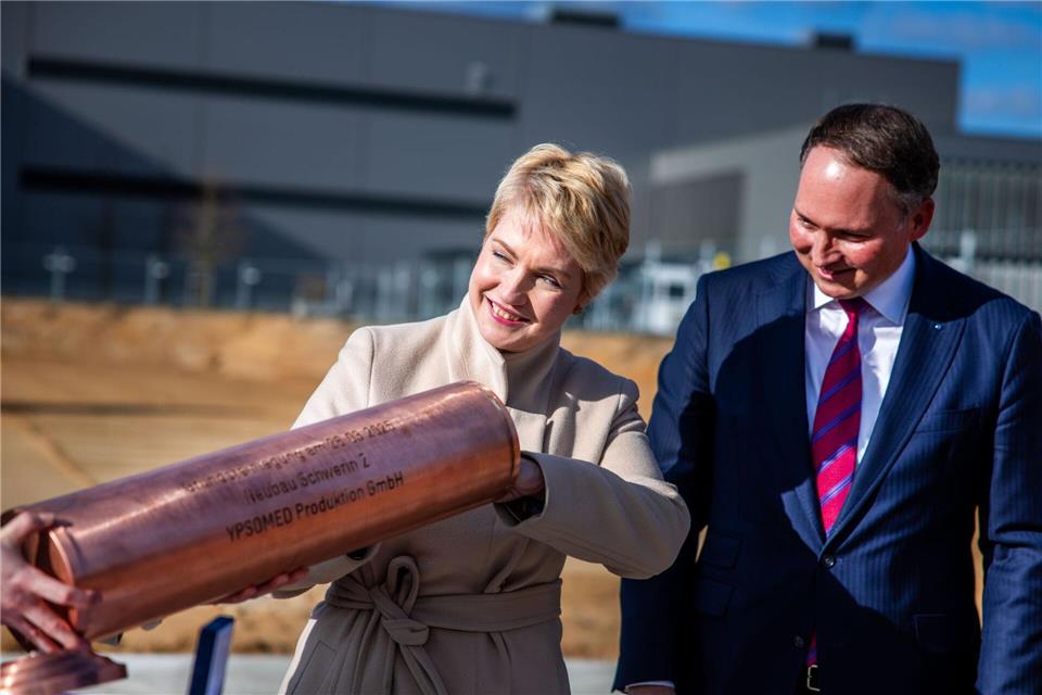 Medizintechnik-Firma Ypsomed investiert in Schwerin Das Schweizer Unternehmen Ypsomed, Hersteller von Injektions- und Infusionssystemen für Diabetiker, erweitert seine Produktionskapazitäten in Schwerin. Dafür wurde jetzt der Grundstein gelegt. Jens Büttner/dpa