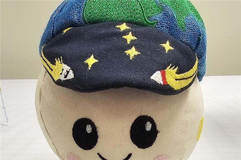 Das Schwerelosigkeits-Maskottchen „Rise“ begleitet die Mission „Artemis 2“.-/Nasa/dpa