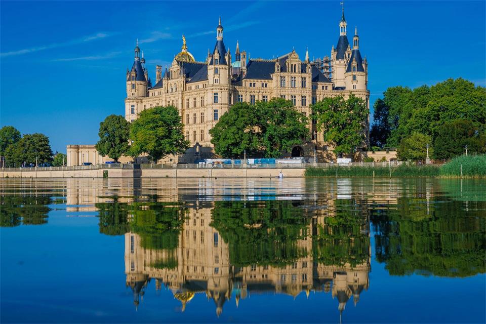 Das Schweriner Schloss ist Sitz des Landtags für Mecklenburg-Vorpommern. (Archivbild)Jens Büttner/dpa