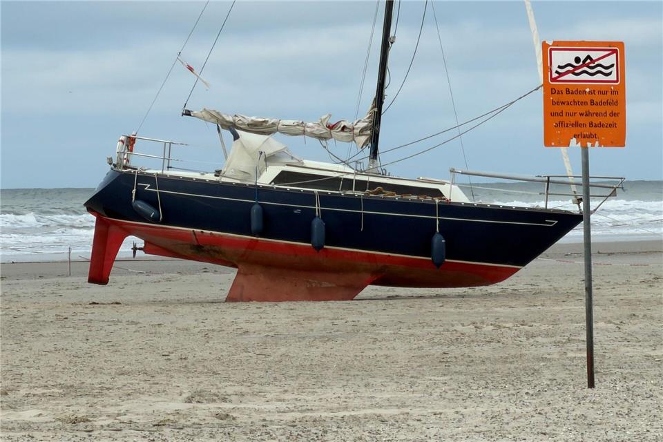 Das Segelboot am Strand der Insel Norderney.Volker Bartels/dpa