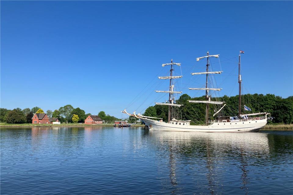 Das Segelschiff „Artemis„ fährt auf dem Nord-Ostsee-Kanal.Benjamin Haller/dpa