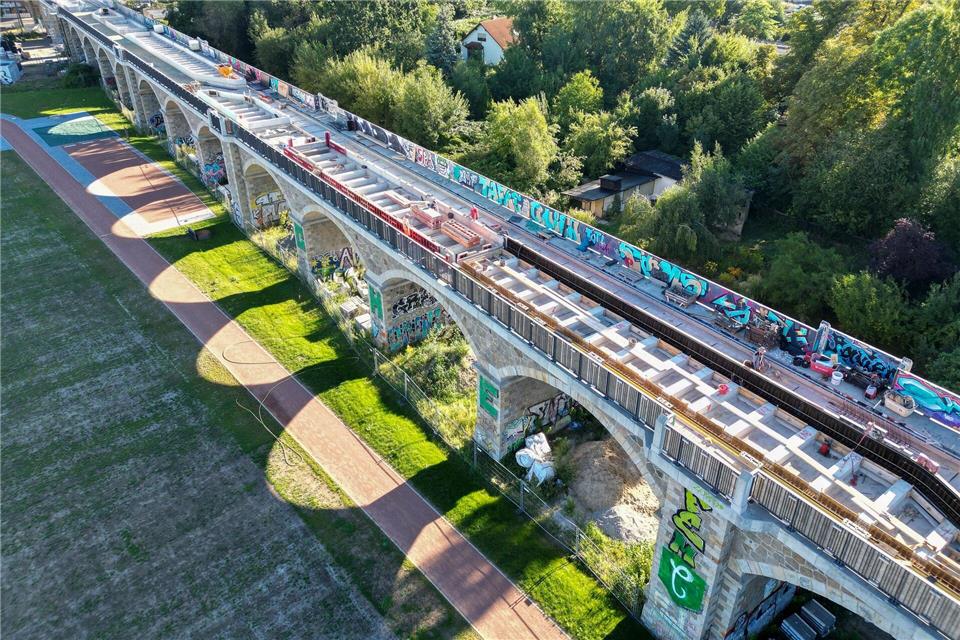 Das Sellerhäuser Viadukt: Die über 100 Jahre alte Eisenbahnbrücke wird Teil des „Parkbogens Ost“ in Leipzig. (Archivbild)Jan Woitas/dpa