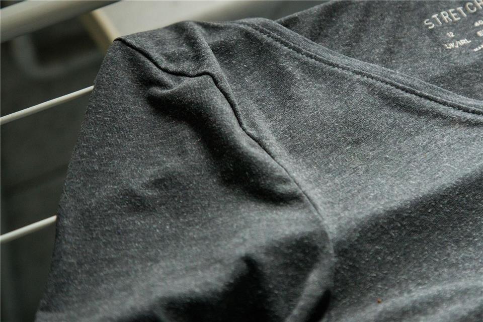 Das Shirt anschließend auf dem Wäscheständer trocknen lassen.Christin Klose/dpa-tmn