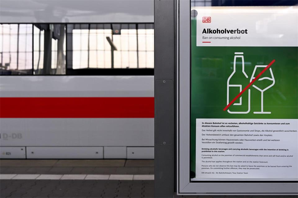 Das Sicherheitsgefühl für Reisende soll sich verbessern und der Reinigungsaufwand senken. (Archivbild)Sven Hoppe/dpa