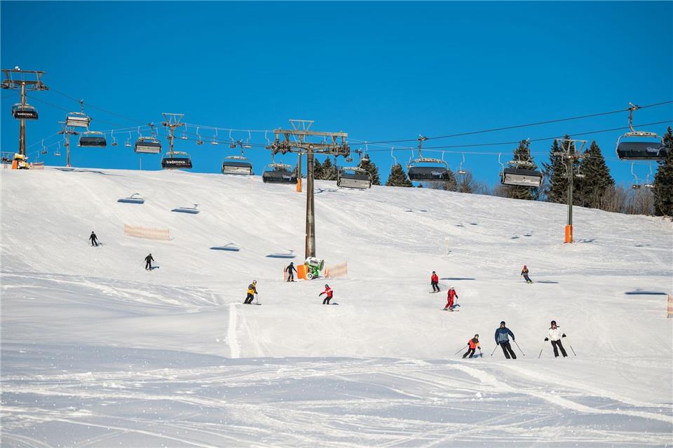 Skifahren wird am Feldberg teurer Das Skigebiet ist nach eigenen Angaben das größte in Deutschland nördlich der Alpen. (Archivbild)Silas Stein/dpa