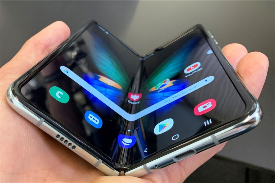 Das Smartphone Galaxy Fold von Samsung: Googles Smartphone soll aufgefaltet ein 7,6 Zoll großes Display haben - genauso groß wie beim Konkurrenz-Gerät.