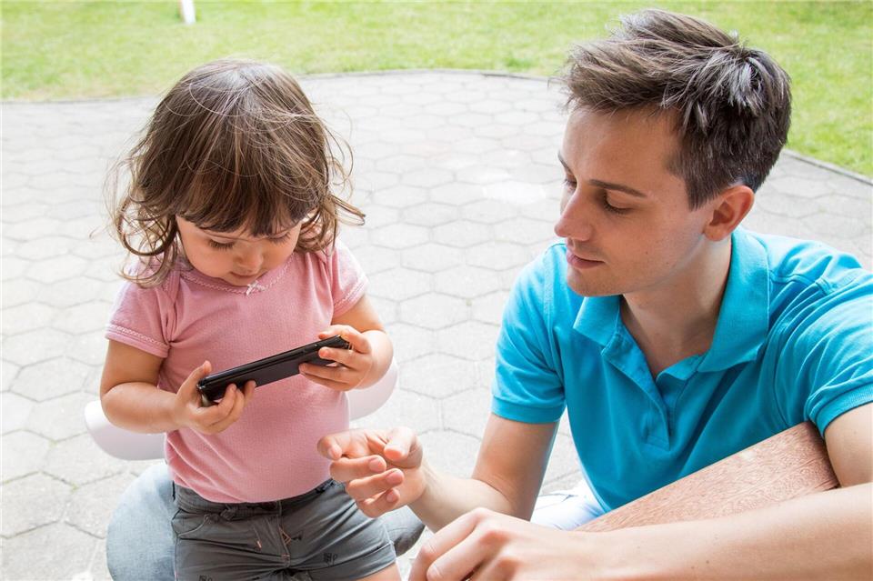 Das Smartphone sollte kein Babysitter sein, sondern einen Gesprächsanlass für das gemeinsam Gesehene liefern.Christin Klose/dpa-tmn