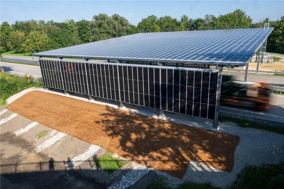 Das Solardach soll jährlich etwa 210.000 Kilowattstunden Strom erzeugen. Peter Kneffel/dpa