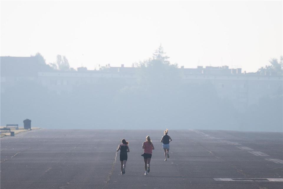 Das Sommerwetter lockt zum morgendlichen Joggen aufs Tempelhofer Feld. (Foto aktuell)Sebastian Gollnow/dpa