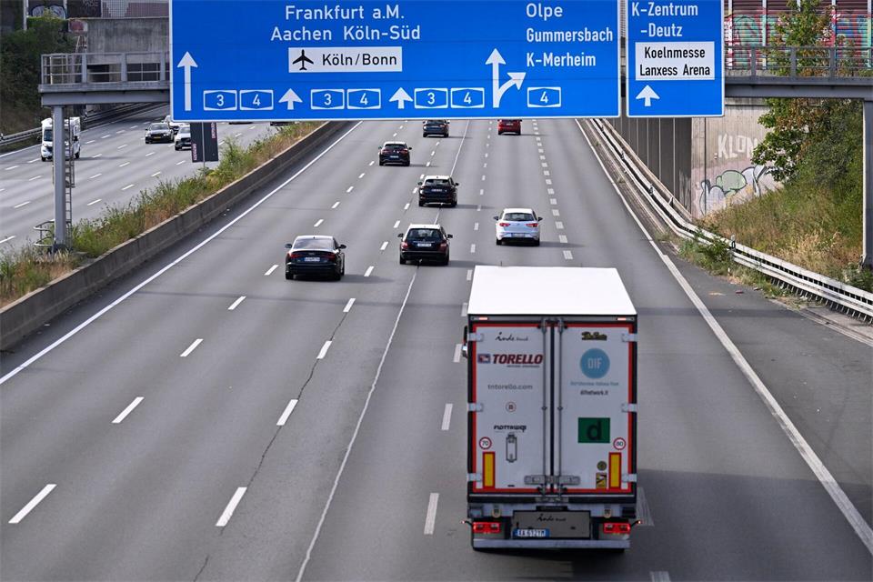 Das Sonntagsfahrverbot für Lastwagen wird in NRW wegen des Niedrigwassers jetzt bis Ende September ausgesetzt. (Symbolbild)Roberto Pfeil/dpa