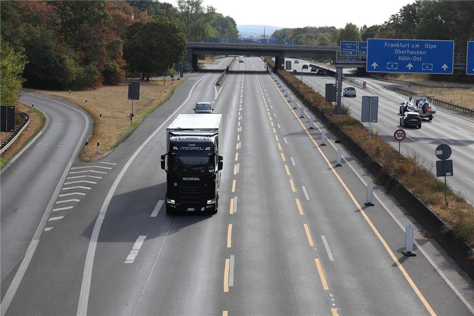 Das Sonntagsfahrverbot für Lkw wird in Baden-Württemberg bis Ende September gelockert. (Symbolbild)Sascha Thelen/dpa