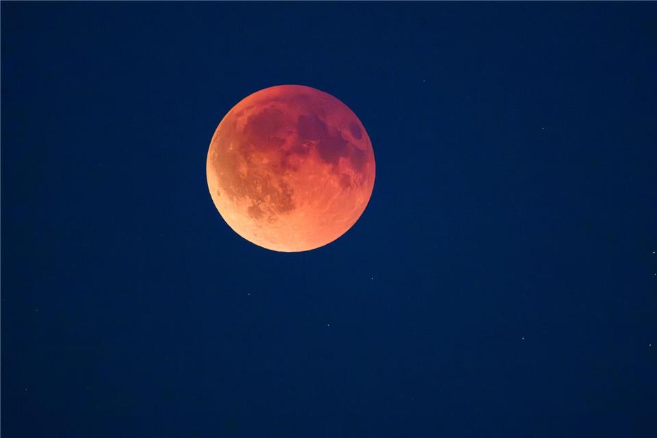 Rötliche Scheibe: Totale Mondfinsternis über Deutschland Das Spektakel ereignete sich zu einer Uhrzeit, zu der die meisten Menschen noch wach waren. Patrick Pleul/dpa