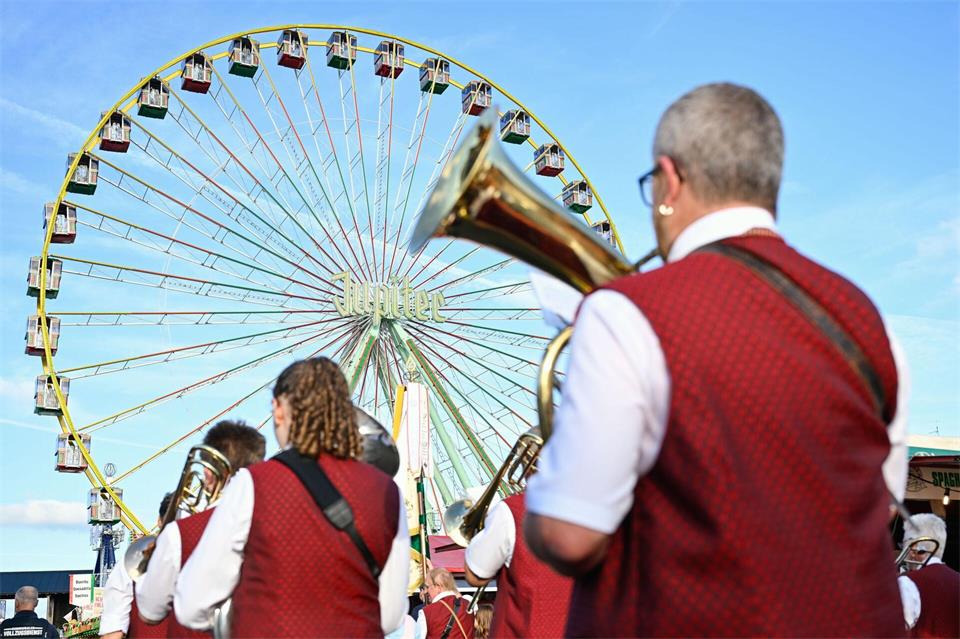 Das Spektakel mit jährlich mehr als 600.000 Besucherinnen und Besuchern gilt als größtes Weinfest der Welt. (Archivbild)Uwe Anspach/dpa