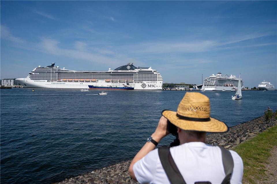 Kreuzfahrtschiffe im Dreierpack am Warnemünder Kai Das Spektakel zieht Schaulustige an.Stefan Sauer/dpa