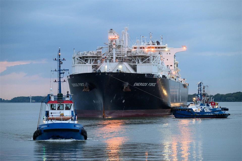 Das Spezialschiff und schwimmende LNG-Terminal „Energos Force“ legt im Industriehafen Stade-Bützfleth an. Daniel Reinhardt/dpa