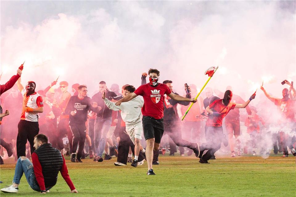 Das Spiel endete im Chaos: Wegen eines Platzsturms wurde das Derby Slavia Prag gegen Sparta Prag kurz vor dem Ende abgebrochen. (Archivbild)Kamaryt Michal/CTK/dpa