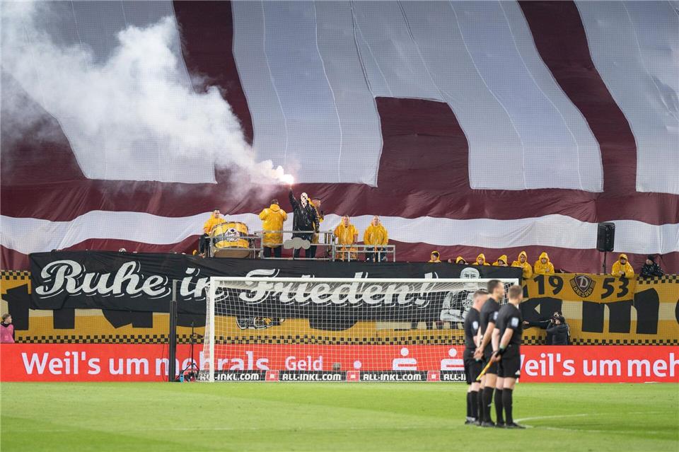 Das Spiel in Dresden war schon nach wenigen Minuten wegen des Abbrennens von Pyrotechnik unterbrochen.Sebastian Kahnert/dpa