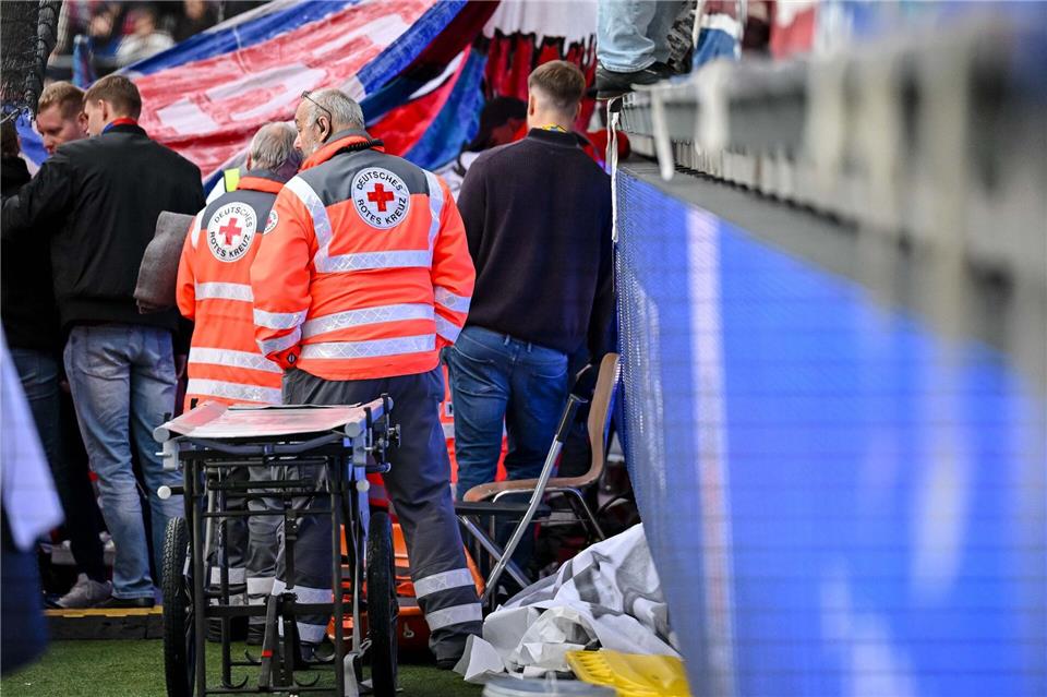 Das Spiel in Heidenheim wird von einem medizinischen Notfall überschattet.Harry Langer/dpa