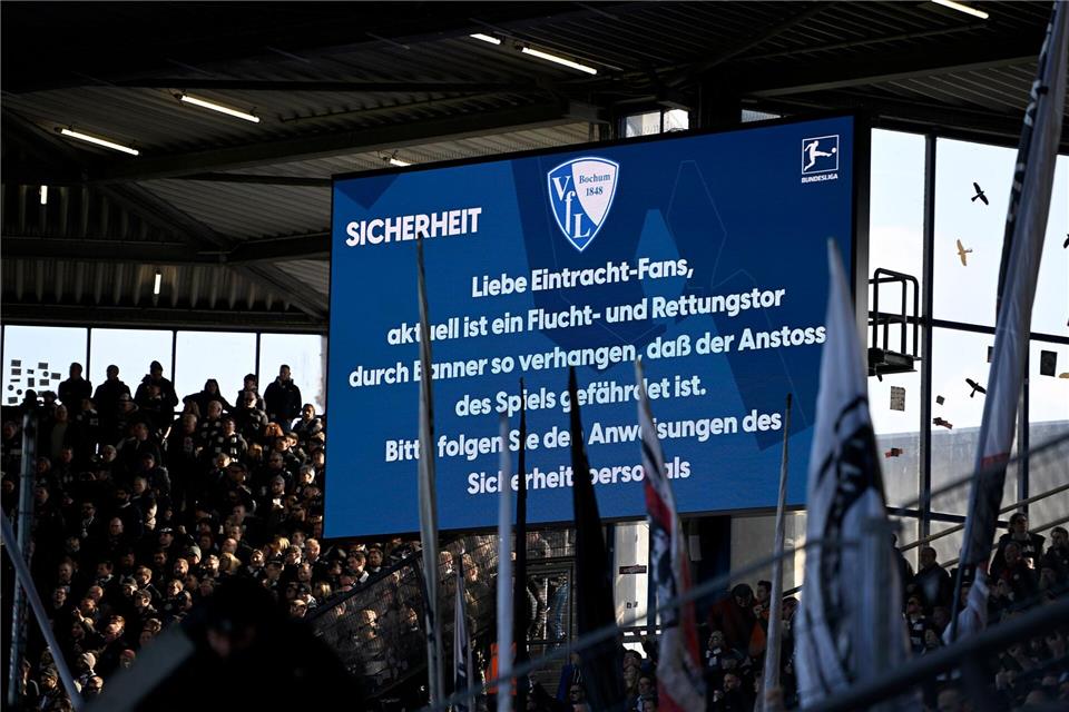 Das Spiel wurde 50 Minuten später als geplant angepfiffen. Anke Wälischmiller/dpa