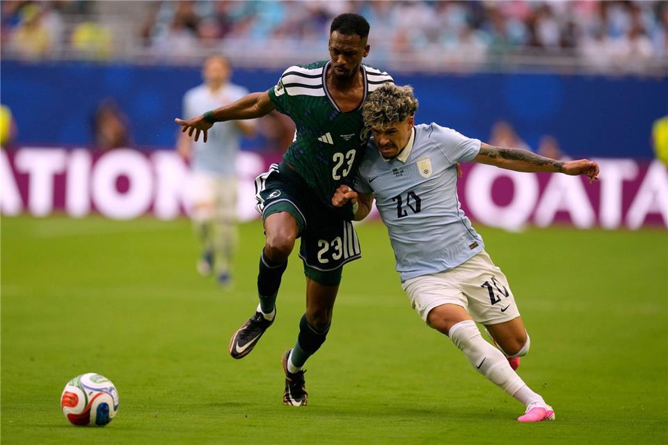 Das Spiel zwischen Uruguay und Saudi-Arabien war hart umkämpft.Rebecca Blackwell/AP/dpa