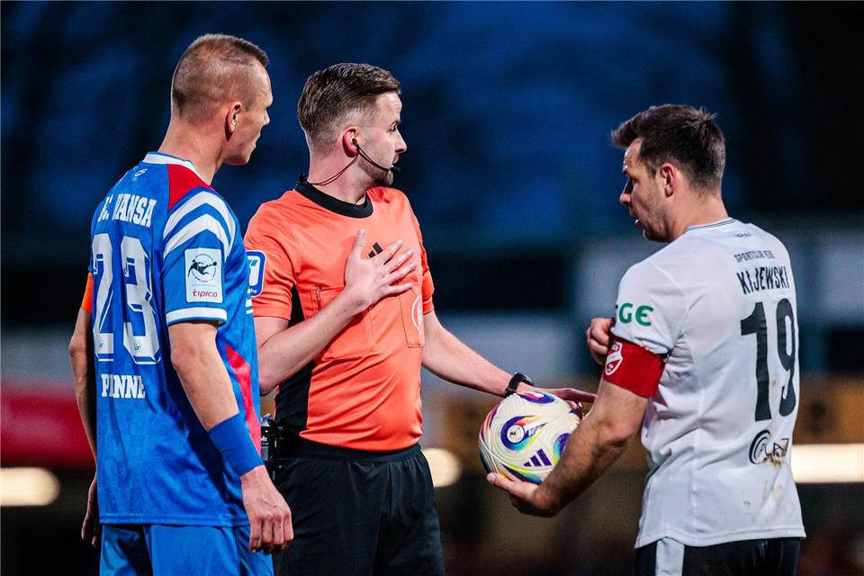 Das Spiel zwischen dem SC Verl und Hansa Rostock stand kurz vor dem Abbruch.Jan Rollinger/Eibner-Pressefoto/dpa