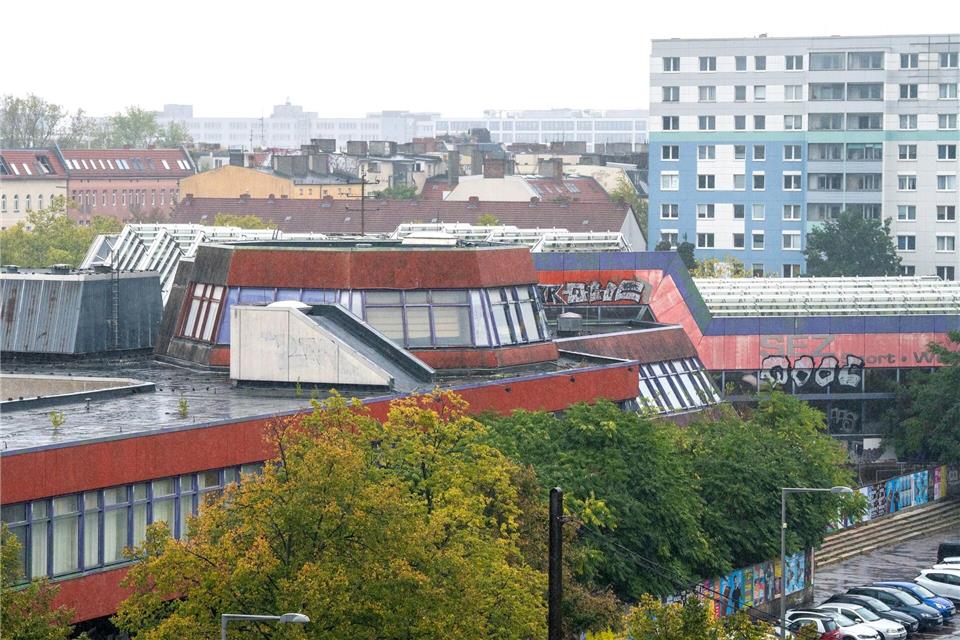 Das Sport- und Erholungszentrum (SEZ) an der Landsberger Allee. Nach einem langen Rechtsstreit um das SEZ ließ das Land die Immobilie mit Unterstützung der Polizei zwangsräumen. Soeren Stache/dpa